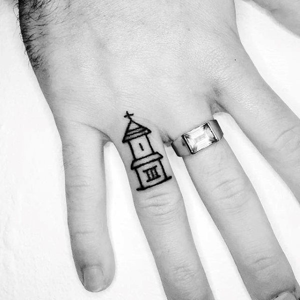 pequeno tatuaje mano para hombre 20