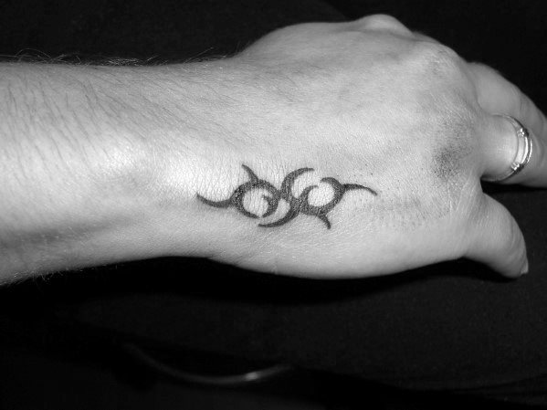 pequeno tatuaje mano para hombre 21