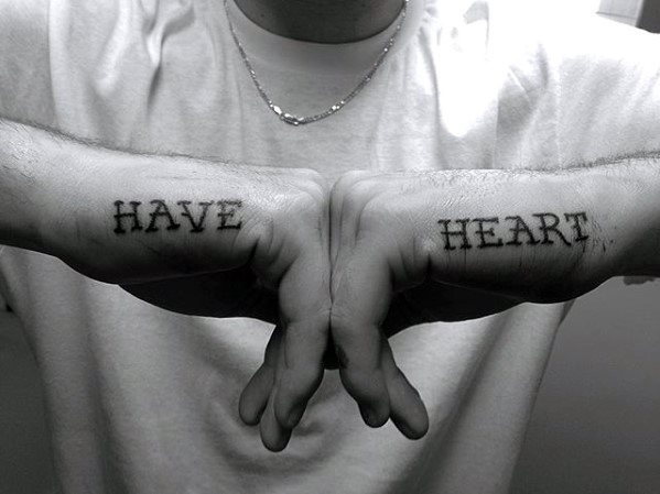 pequeno tatuaje mano para hombre 22