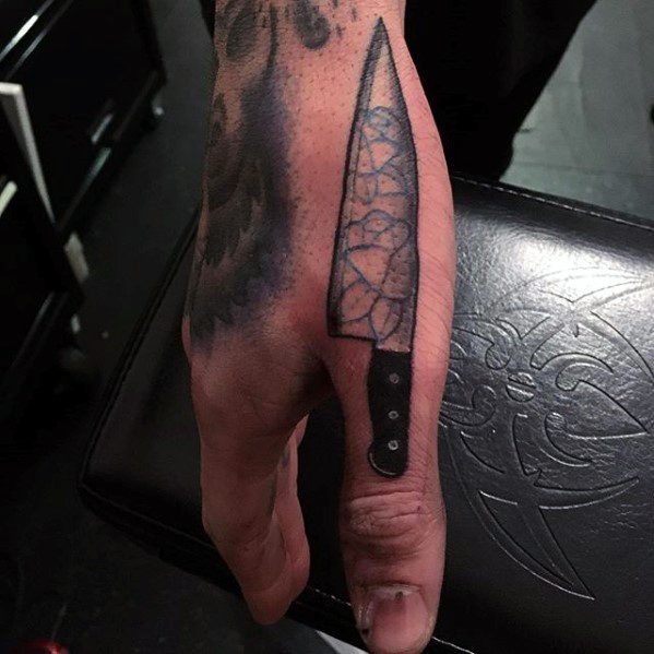 pequeno tatuaje mano para hombre 23