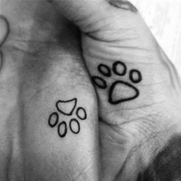 pequeno tatuaje mano para hombre 24
