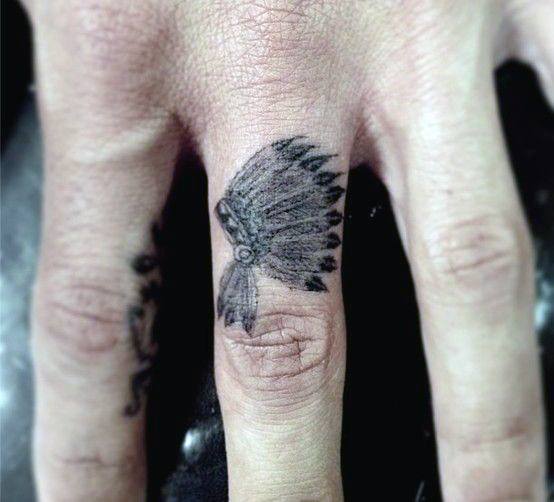 pequeno tatuaje mano para hombre 27