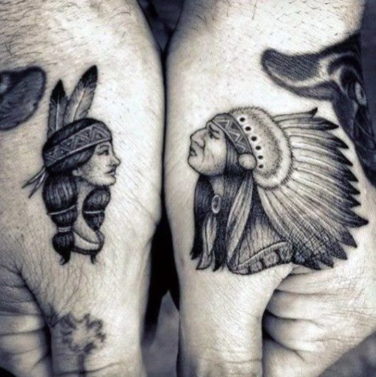 pequeno tatuaje mano para hombre 28