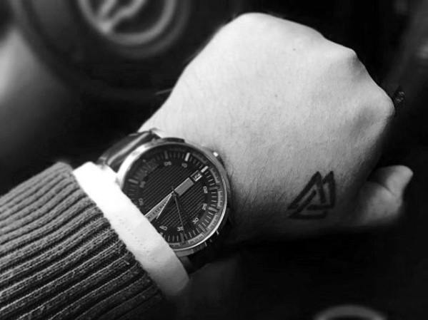 pequeno tatuaje mano para hombre 29