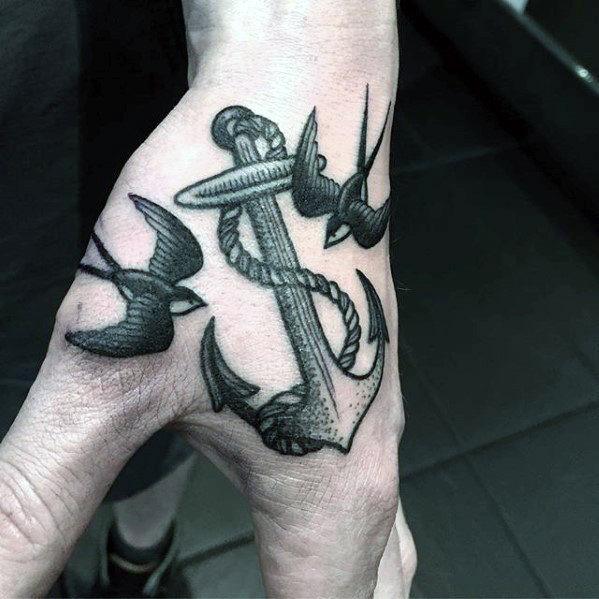 pequeno tatuaje mano para hombre 30
