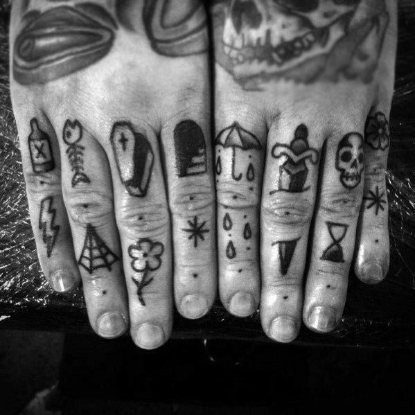 pequeno tatuaje mano para hombre 31