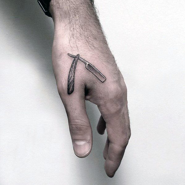 pequeno tatuaje mano para hombre 32