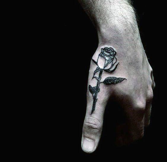 pequeno tatuaje mano para hombre 33
