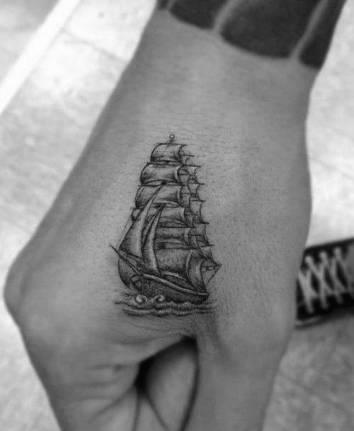 pequeno tatuaje mano para hombre 34