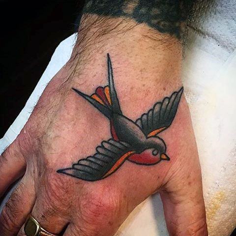pequeno tatuaje mano para hombre 35