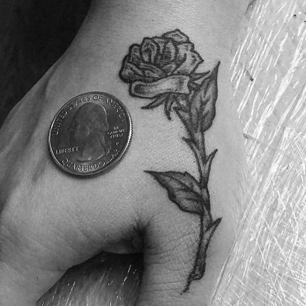 pequeno tatuaje mano para hombre 37