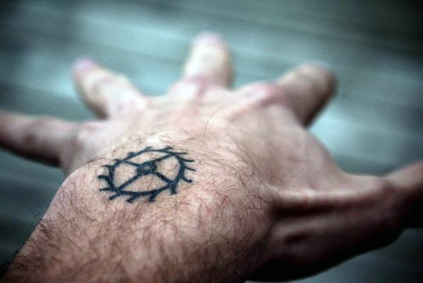 pequeno tatuaje mano para hombre 39
