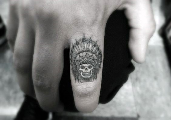 pequeno tatuaje mano para hombre 40