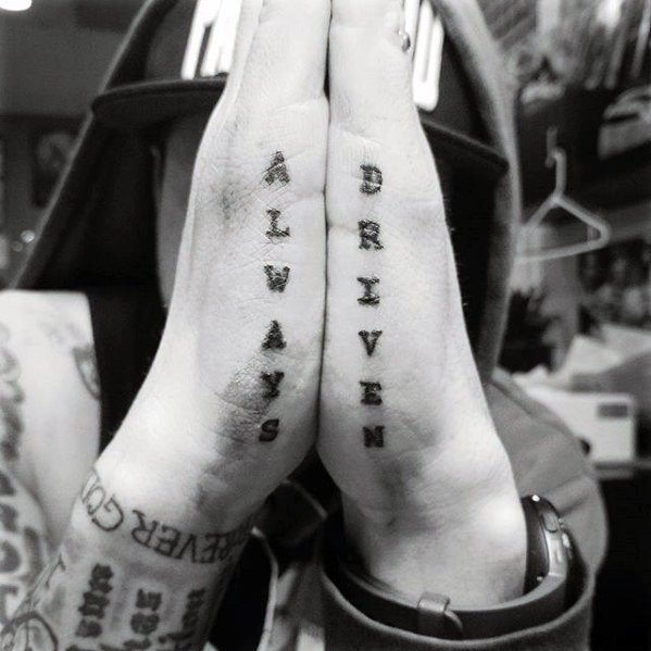 pequeno tatuaje mano para hombre 41
