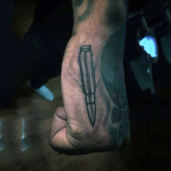 pequeno tatuaje mano para hombre 42