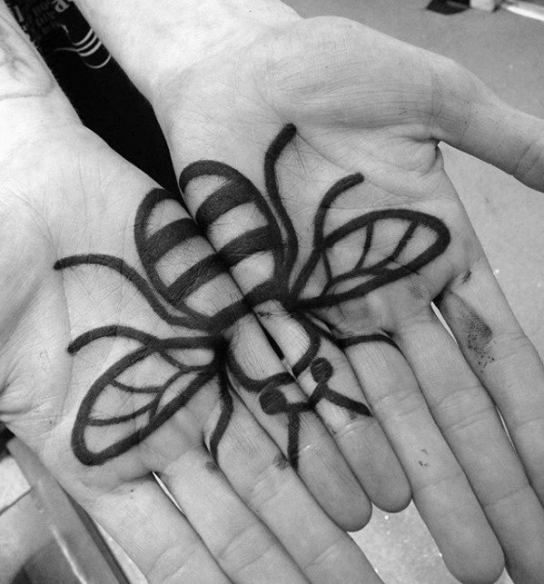 pequeno tatuaje mano para hombre 43