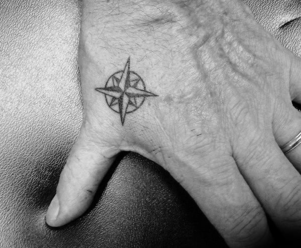 pequeno tatuaje mano para hombre 46