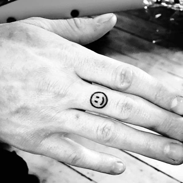 pequeno tatuaje mano para hombre 47