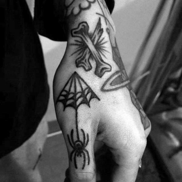 pequeno tatuaje mano para hombre 48