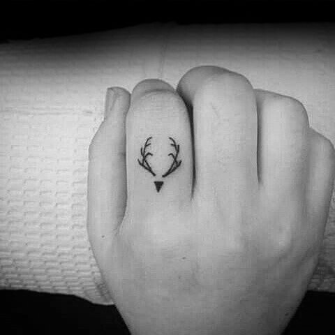 pequeno tatuaje mano para hombre 51