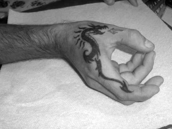 pequeno tatuaje mano para hombre 52