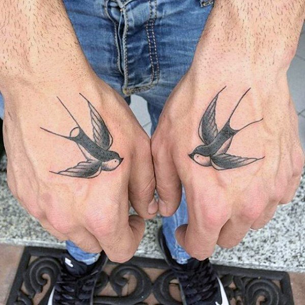 pequeno tatuaje mano para hombre 53