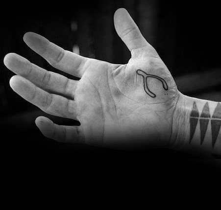 pequeno tatuaje mano para hombre 55