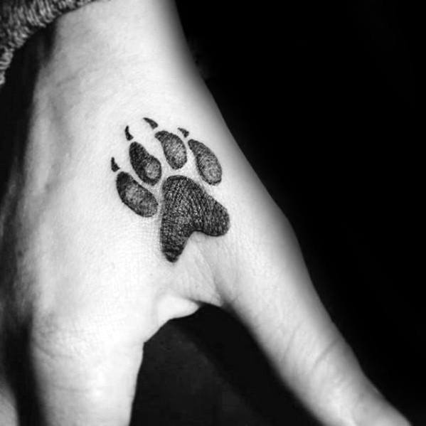 pequeno tatuaje mano para hombre 59