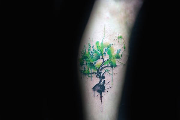 tatuaje acuarela arbol para hombre 12