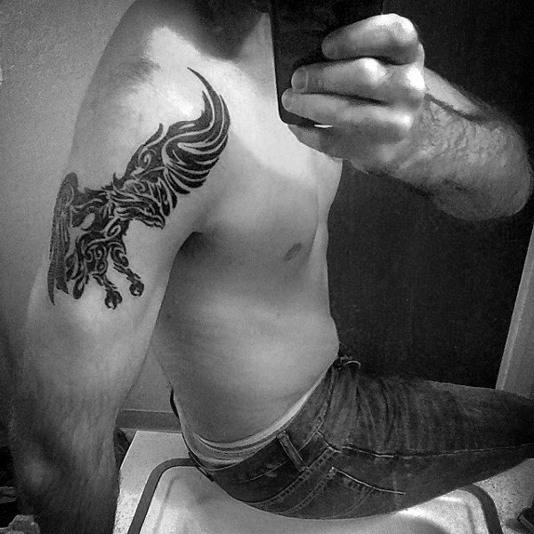 tatuaje aguila tribal para hombre 03