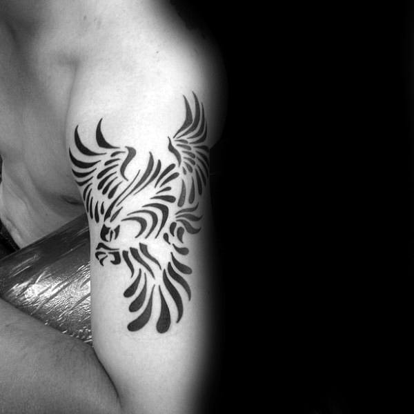 tatuaje aguila tribal para hombre 09