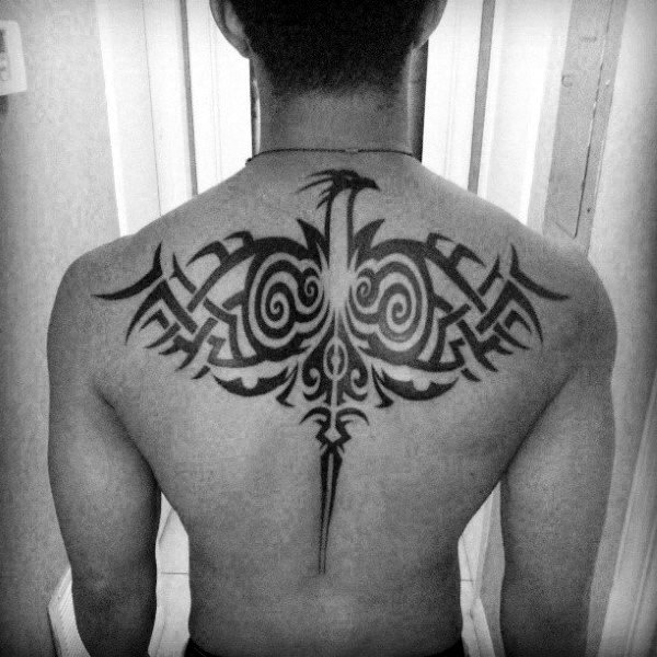 tatuaje aguila tribal para hombre 17