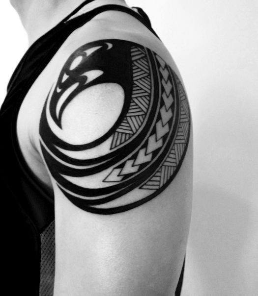 tatuaje aguila tribal para hombre 20