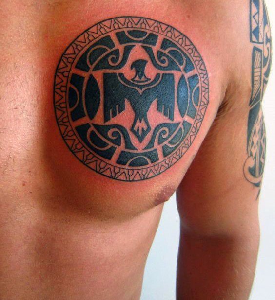 tatuaje aguila tribal para hombre 35