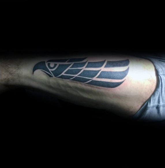 tatuaje aguila tribal para hombre 40
