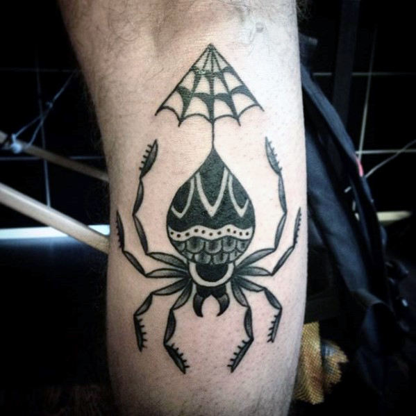 tatuaje clasico arana para hombre 33