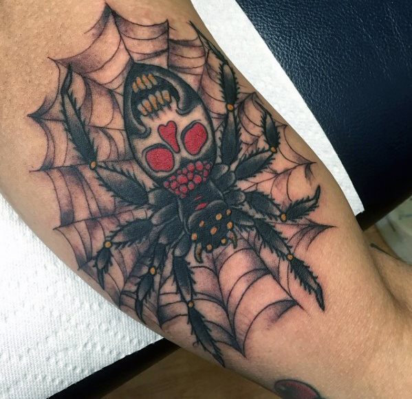 tatuaje clasico arana para hombre 36