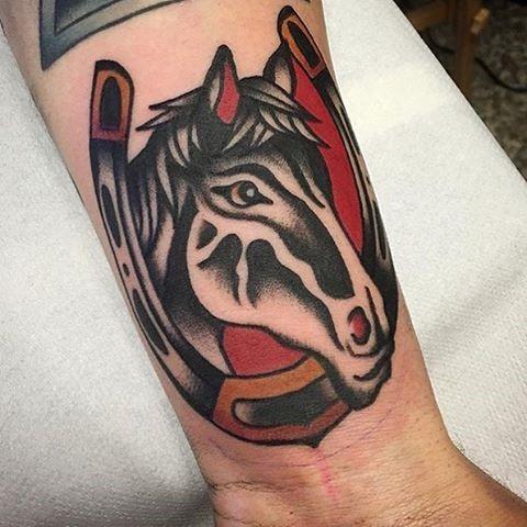 tatuaje clasico caballo para hombre 01