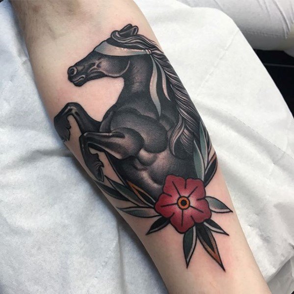 tatuaje clasico caballo para hombre 13