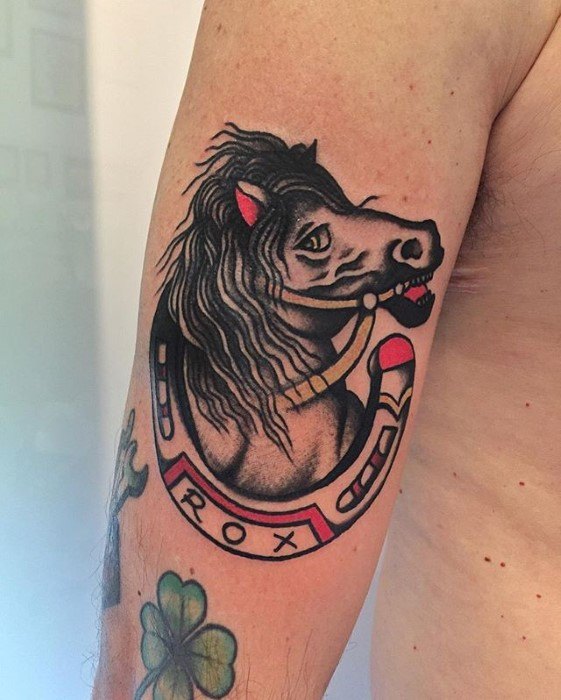 tatuaje clasico caballo para hombre 23