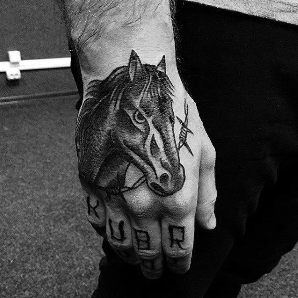 tatuaje clasico caballo para hombre 33