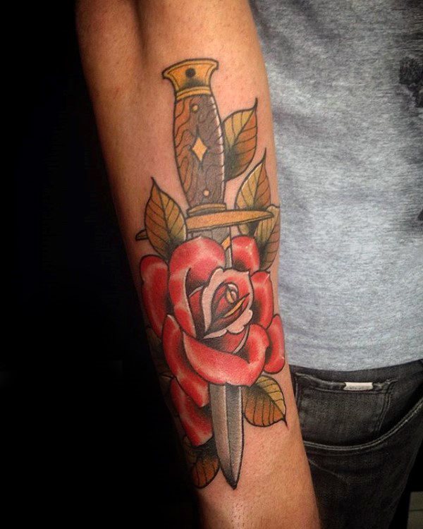 tatuaje clasico daga para hombre 17