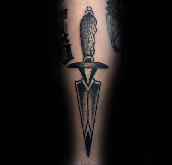 tatuaje clasico daga para hombre 18