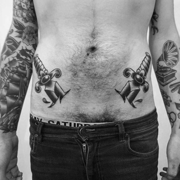 tatuaje clasico daga para hombre 22