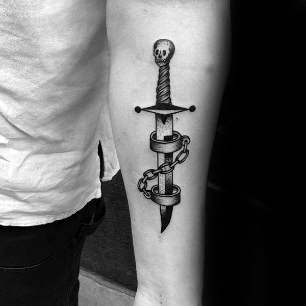 tatuaje clasico daga para hombre 23