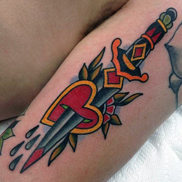 tatuaje clasico daga para hombre 24