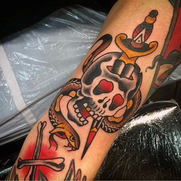 tatuaje clasico daga para hombre 26