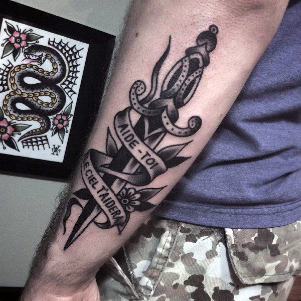 tatuaje clasico daga para hombre 28