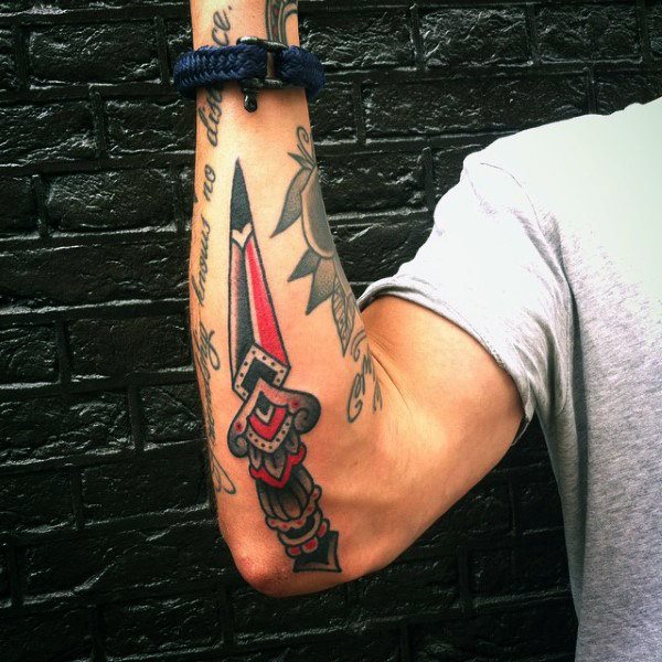 tatuaje clasico daga para hombre 29