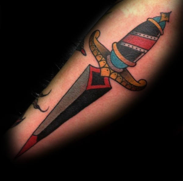 tatuaje clasico daga para hombre 30